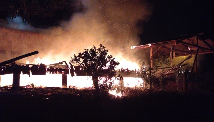 Três Barras - Residência é destruída durante incêndio